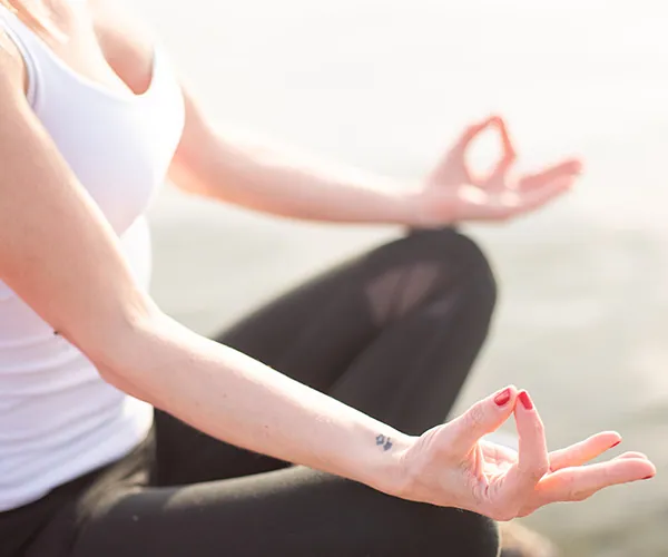 femme zen grâce à la formule de création de site internet bien-être : Fleur de Lotus